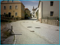 Die Klosterstrae ist eine kommunale Nebennetzstrae im Zentrum der Stadt Elstra.